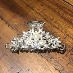 Silver & pearl embossed hair clip
